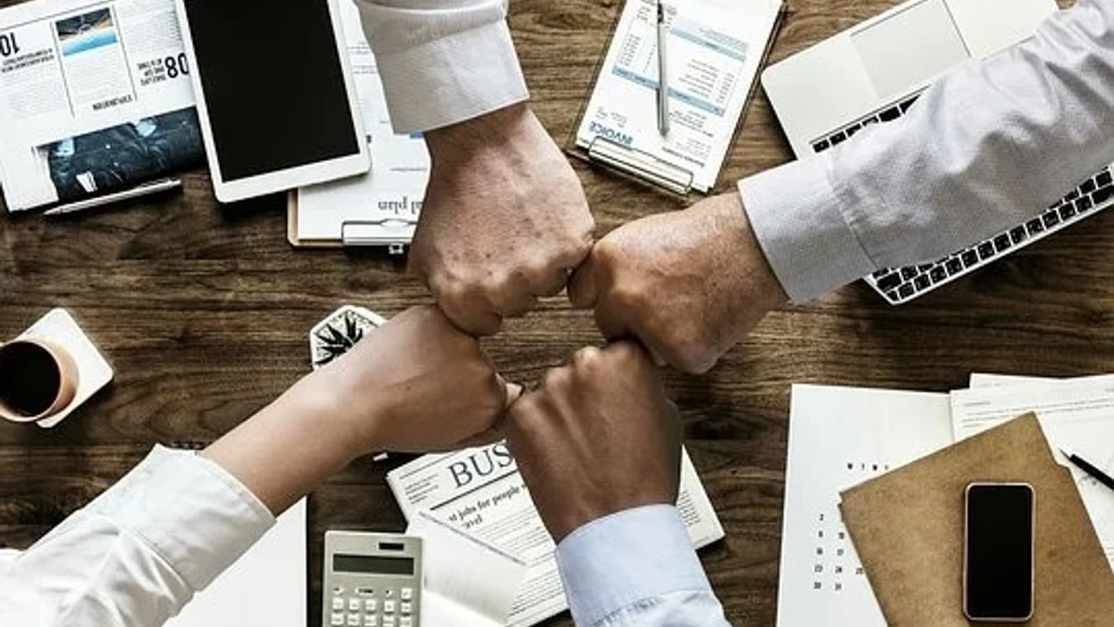 Equipo trabajando alrededor de una mesa